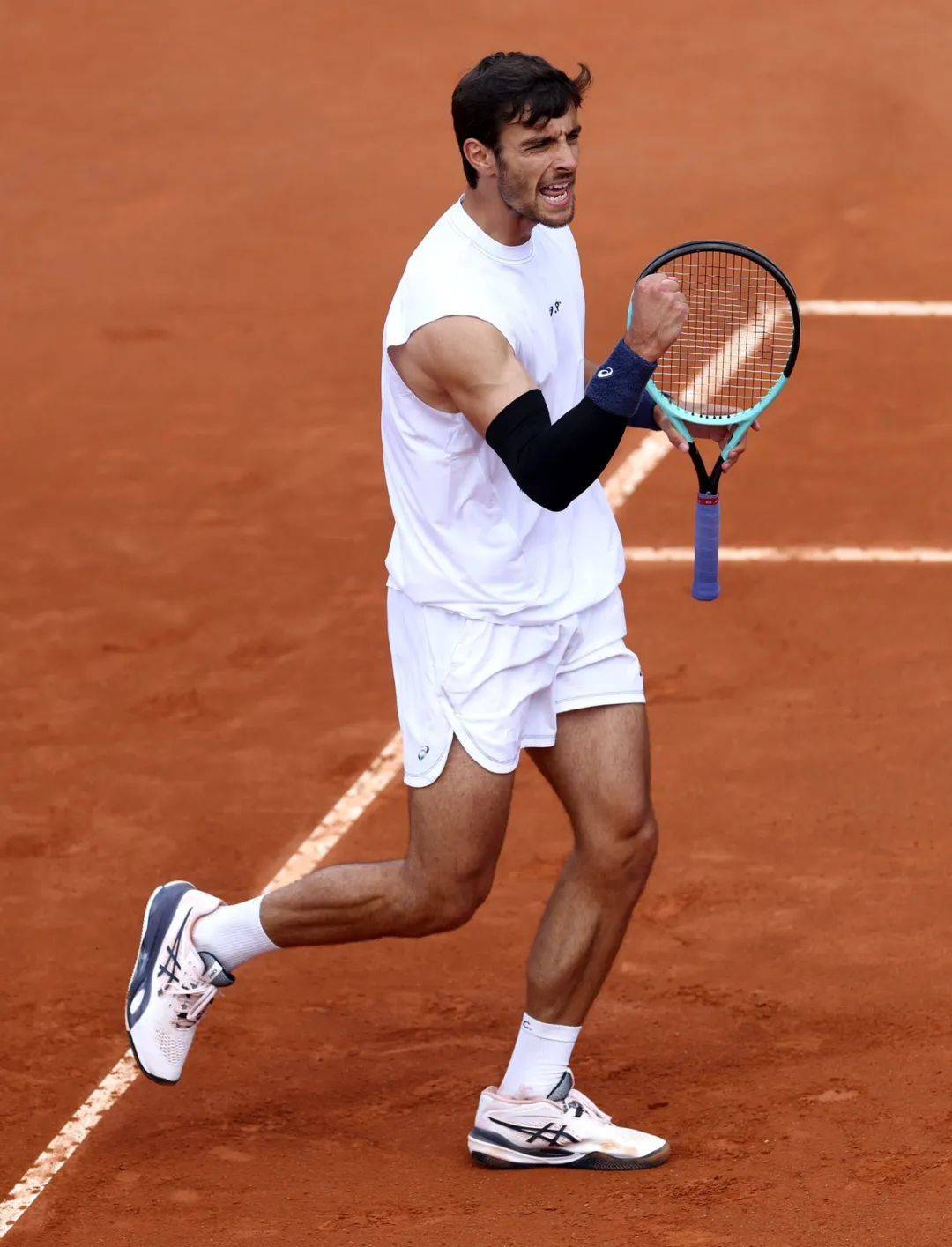 “皇帝的新球”！小孩哥空气运球 网友：球跑了但气势不能输.